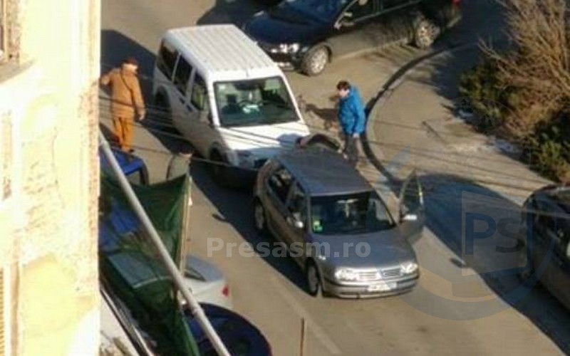 Accident în centrul Sătmarului, la doi pași de Poliție. Traficul a fost blocat (FOTO&VIDEO)