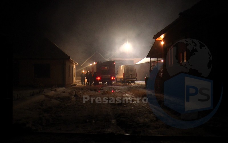 Un nou INCENDIU de proporții în județ. ZECI de pompieri intervin (FOTOGALERIE)