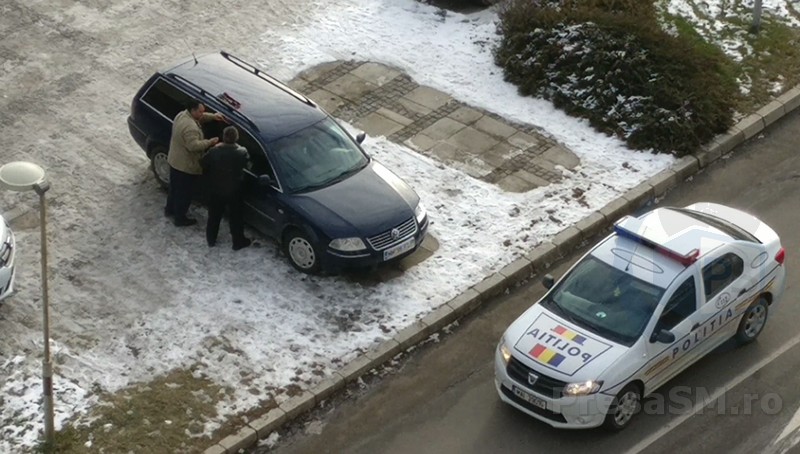 Un bărbat forțează o mașină în centrul Sătmarului. Poliția, indiferentă (FOTO&VIDEO)