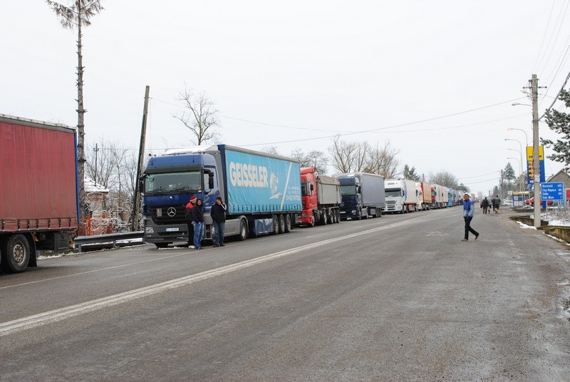 Șofer de TIR, lăsat fără permis în Vama Petea. Ce și-a putut PERMITE