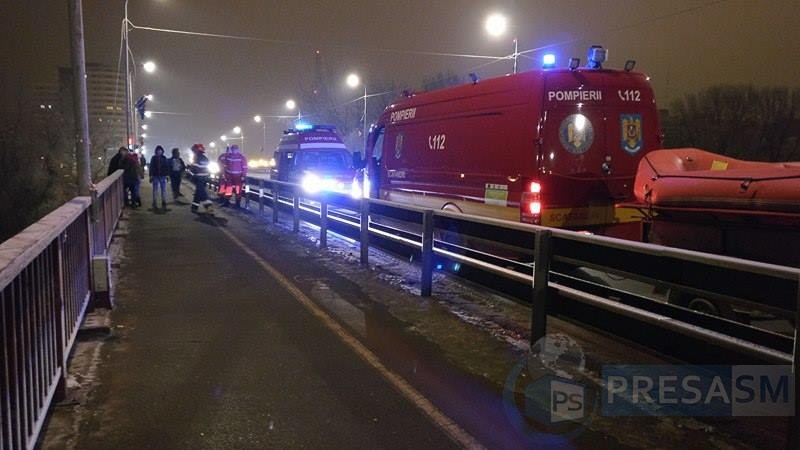 Un tânăr a vrut să se arunce de pe Podul Golescu, din dragoste. Oprit la timp