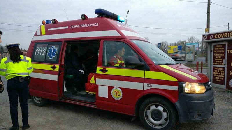 Un bătrân de 87 de ani a fost lovit de o mașină. Victima, transportată la spital