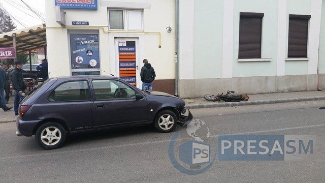 Mopedist luat în plin de o mașină în Satu Mare. Șoferul, de 71 de ani, lăsat fără permis