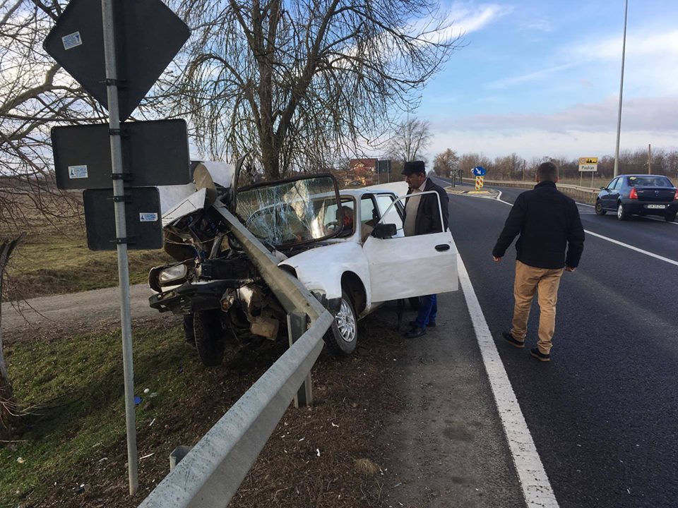 FOTO. Accident în Păulian. O victimă la Urgențe și mașina făcută praf