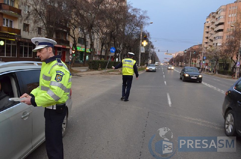 ”Cadou” otrăvit. Puștan fără permis, prins la volanul unei mașini cu numere false!