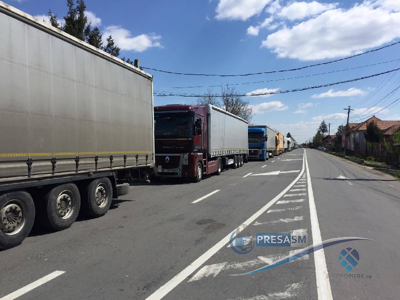 Coloanele de TIR-uri spre Vama Petea sufocă Dorolțul. Prefectura cere măsuri urgente