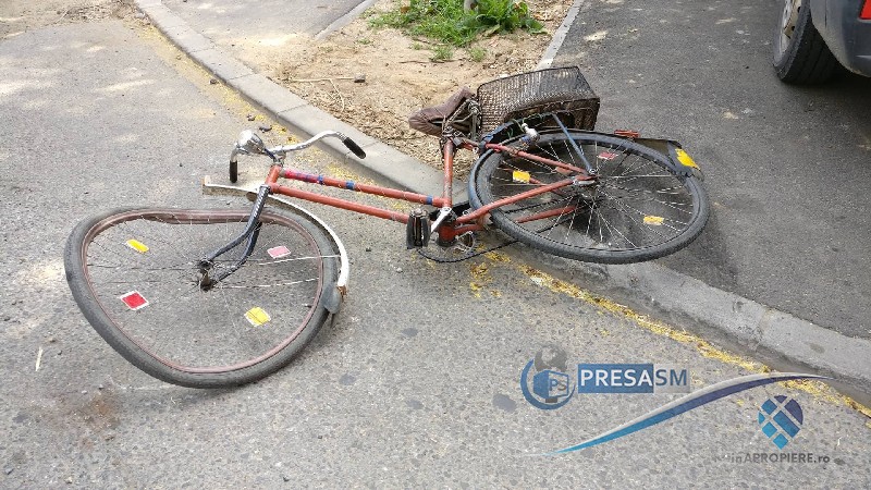 Un taximetrist a dat cu mașina peste un biciclist în județul Satu Mare