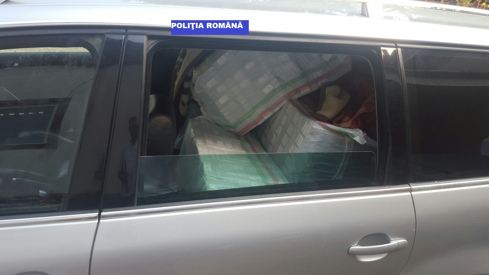 FOTO. Război total cu contrabandiștii. Captură impresionantă de țigări la Carei