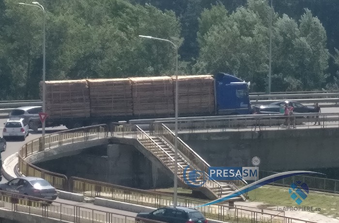 FOTOGALERIE. Accident pe Podul Decebal. Un TIR a lovit un autovehicul