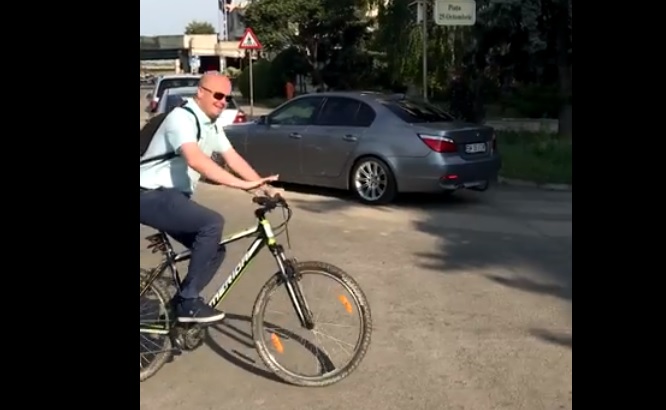 VIDEO. ”Protest” al primarului Kereskenyi Gabor. A mers cu bicicleta la servici