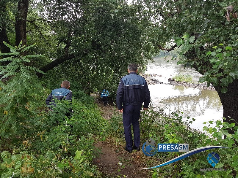 FOTO. Polițiștii și pompierii au întrerupt căutările după bărbatul presupus dispărut pe malul Someșului