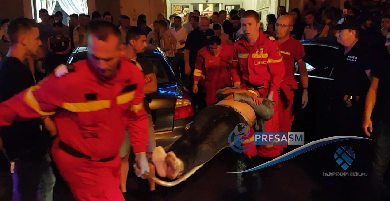FOTO&VIDEO. Bătaie cu pumni, picioare și bâte între oșeni în fața unui club din Satu Mare