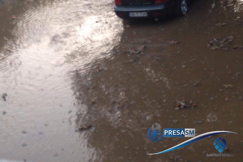 FOTOGALERIE. Inundație în Micro 15. S-a spart o conductă de apă. A apărut un ”lac”