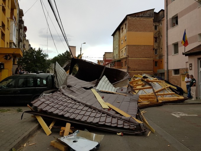 FOTO&VIDEO. Morți și răniți în județene limitrofe Sătmarului, după furtună