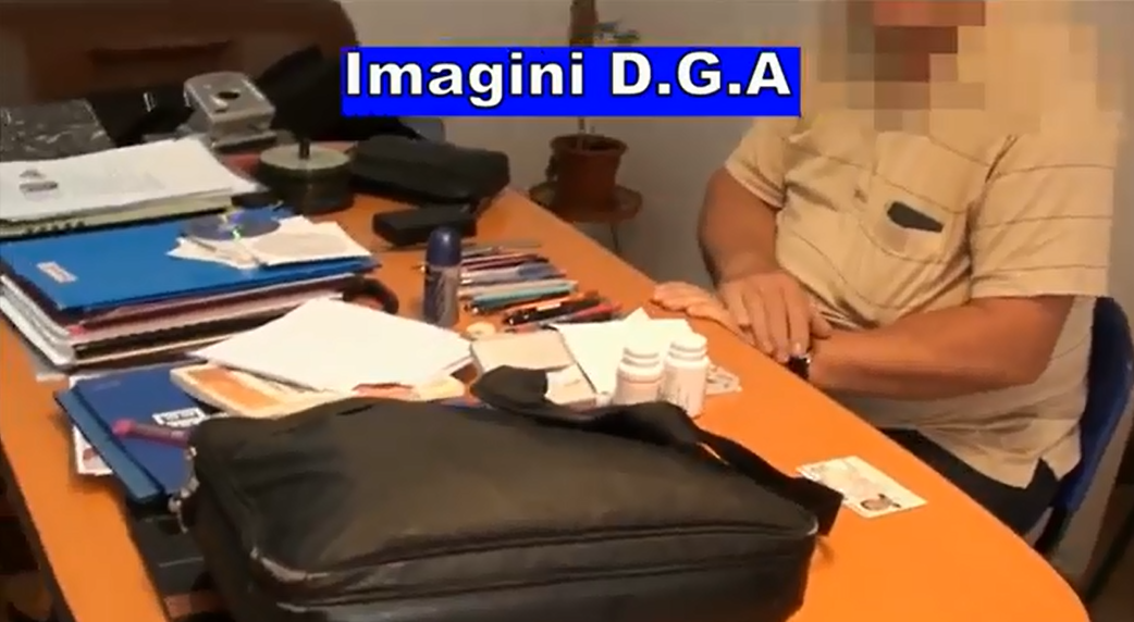 FOTO&VIDEO. Profesor din Carei, reținut pentru corupție. Prins în flagrant luând bani de la studenți