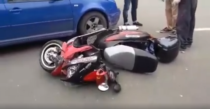 Și rănit și condamnat! Un tânăr pe moped a fost lovit de o mașină în Oaș