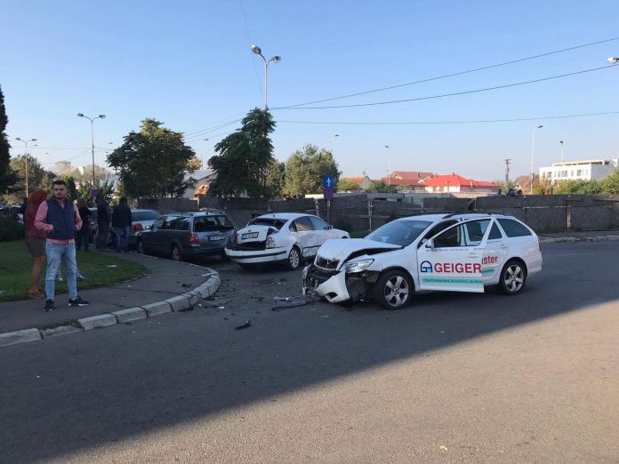 FOTOGALERIE. Accident în lanț în centrul Sătmarului! Trei mașini avariate serios