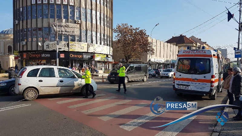 FOTO/VIDEO. Accident în centrul Sătmarului! Bărbat lovit pe trecerea de pietoni, la Casa de Modă