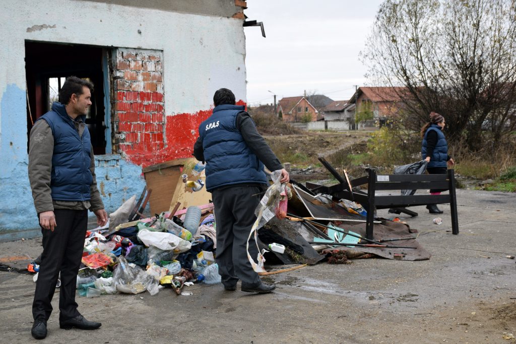 Pus la muncă de judecători: a adunat zeci de amenzi, acum adună gunoaiele de pe stradă
