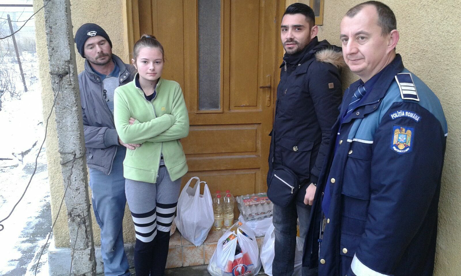 FOTO. Gest impresionant. Polițiștii din Carei au dat cadouri familiilor nevoiașe. Din banii lor