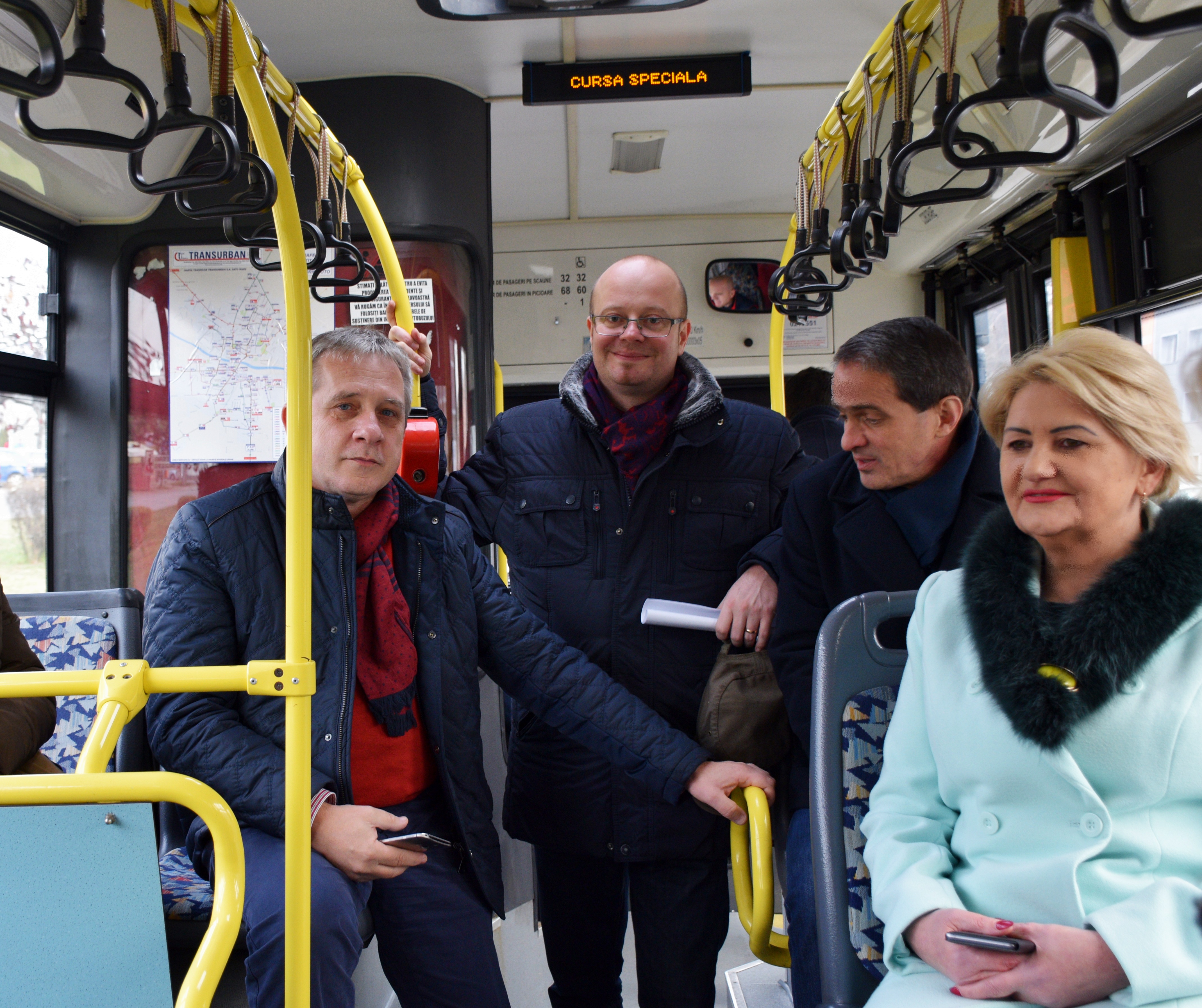 Conferință de presă în autobuz. Primarul municipiului își prezintă realizările