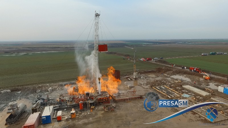 FOTO/VIDEO. Incendiul de la Moftin nu se poate stinge! Vin specialiști din Canada