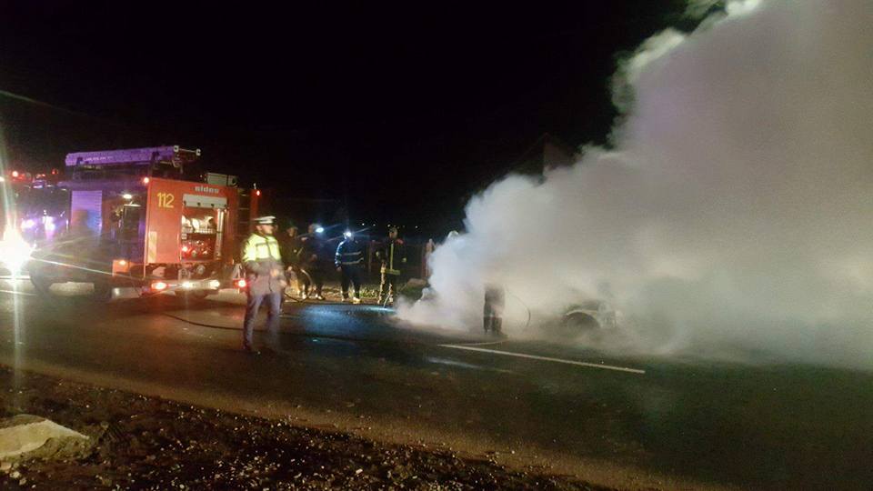 Piromanul din Satu Mare a provocat TREI incendii azi noapte. Mașină distrusă