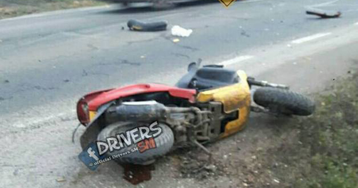 FOTOGALERIE. Mopedist inconștient spulberat de o mașină pe Drumul Național 19