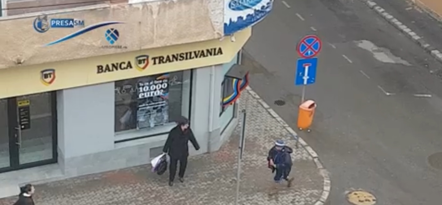 VIDEO. Cerșetoarea agresivă, care înjura și lovea sătmăreni, ridicată și dusă la Psihiatrie