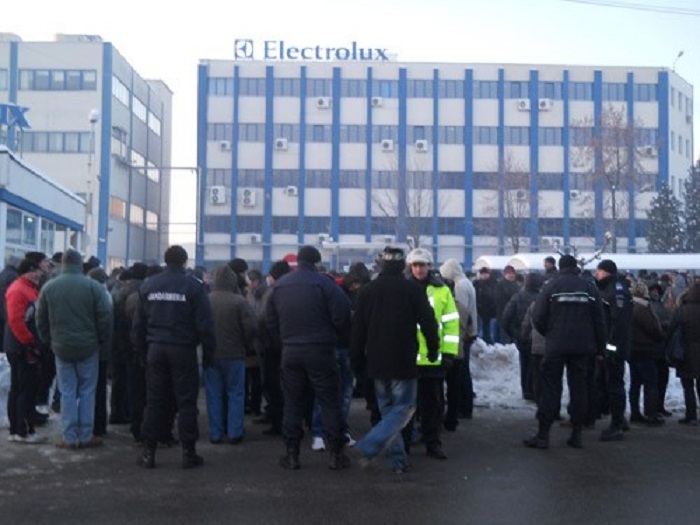Grevă la unul dintre cei mai mari angajatori din Satu Mare. Sindicatul cere, conducerea ezită