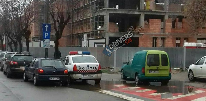 Fiecare staționează cum poate în Satu Mare... chiar în fața Poliției, în centrul Sătmarului