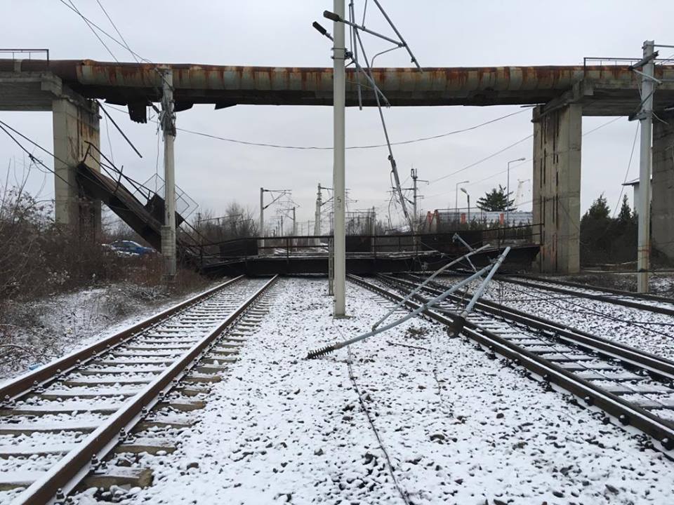 FOTOGALERIE. Trenul Satu Mare - București, blocat după prăbușirea unei pasarele!