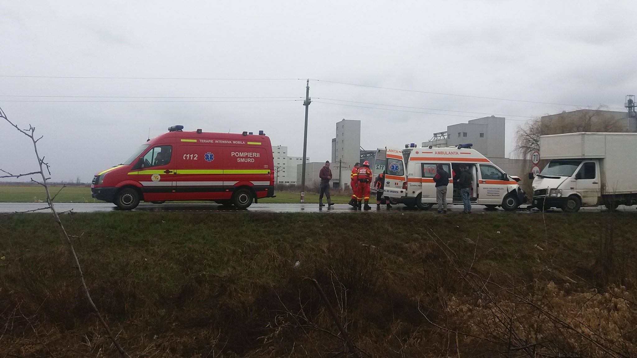 Două femei rănite, în urma impactului frontal dintre o ambulanță și o dubă
