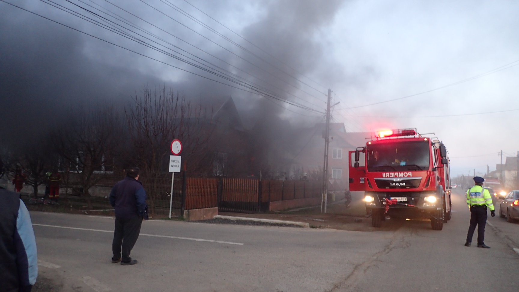FOTO/VIDEO. Incendiu provocat de o mână criminală la o casă din Păulești
