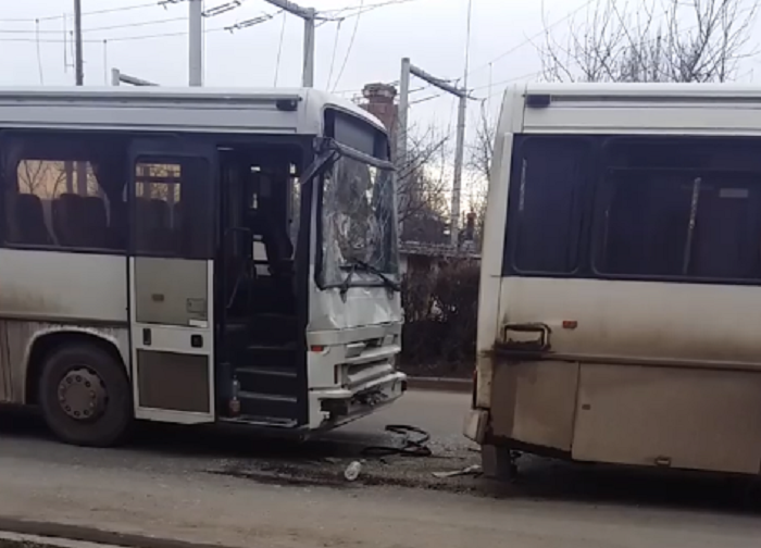 FOTO/VIDEO. Trei autobuze, cu muncitori de la Draxlmaier, au intrat în coliziune. Concluzia polițiștilor