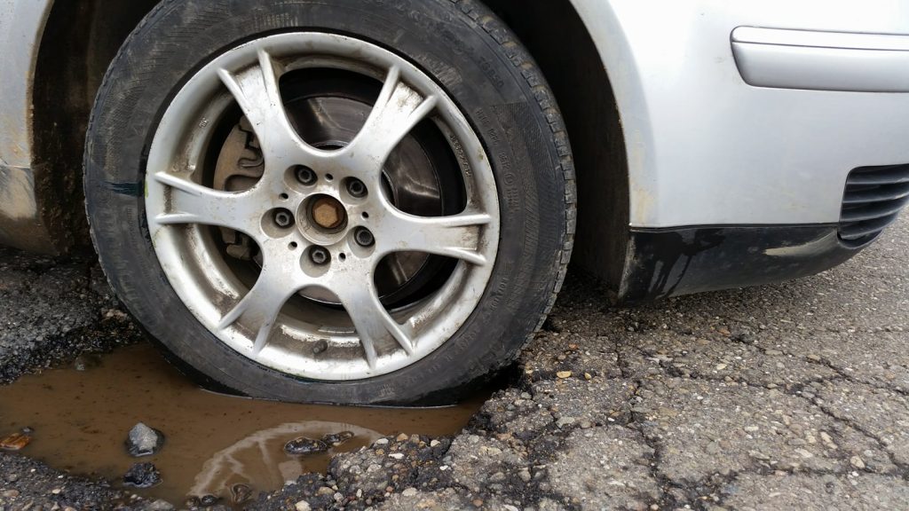 FOTO. PROMISIUNE. DN 1F - Carei - Tășnad (plin cu gropi) intră în reabilitare în acest an