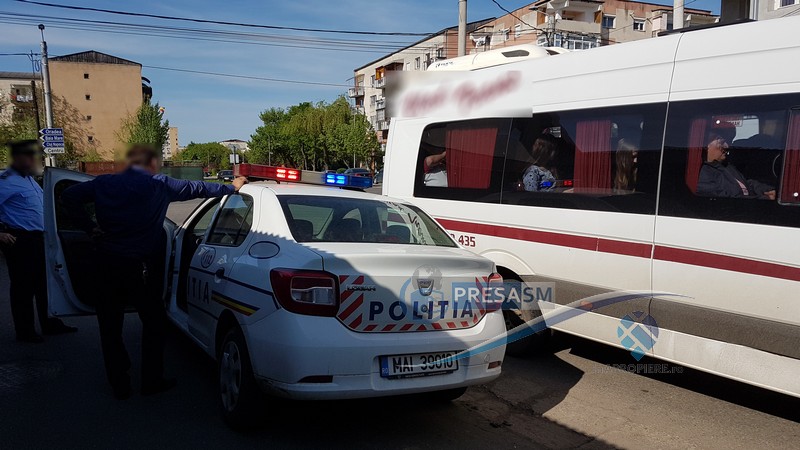 FOTO/VIDEO. Microbuz de navetiști umplut până la refuz! Șoferul, amendat de Poliție