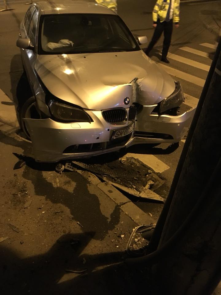 FOTO. Polițiștii l-au identificat pe tânărul care a intrat cu BMW-ul în stâlp