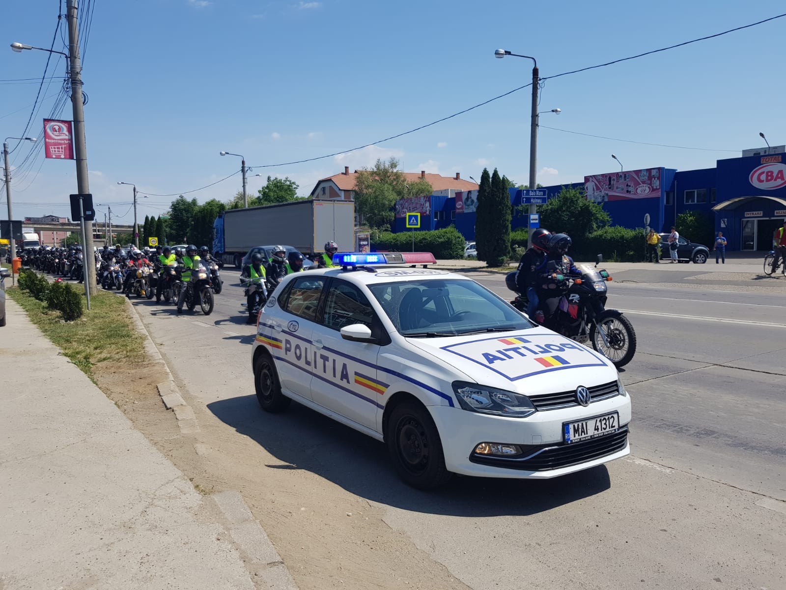 FOTOGALERIE. SUTE de motocicliști pe șoselele Sătmarului. Însoțiți de polițiști