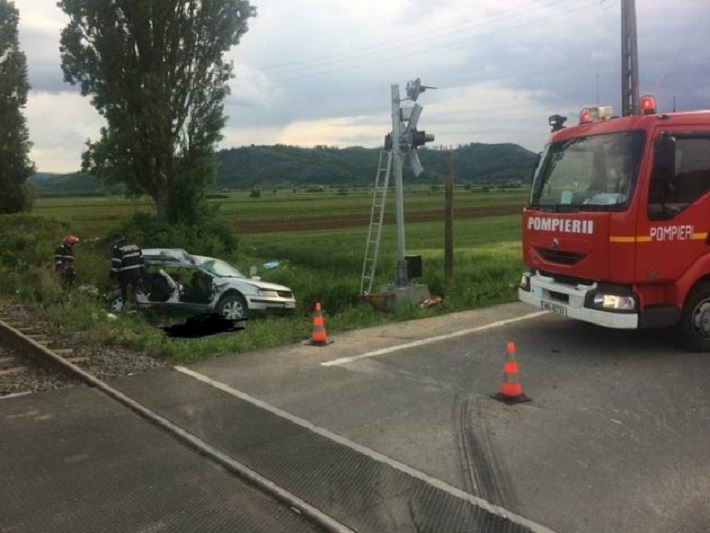 FOTO/VIDEO. Patru tinere au decedat. Mașină lovită de un tren