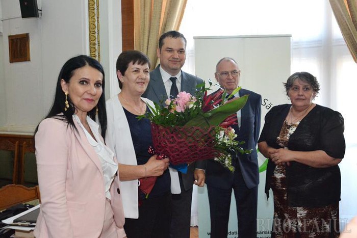 FOTO/VIDEO. Asistenta devenită mamă pentru bebelușii abandonați din Satu Mare, premiată de ministru Sănătății