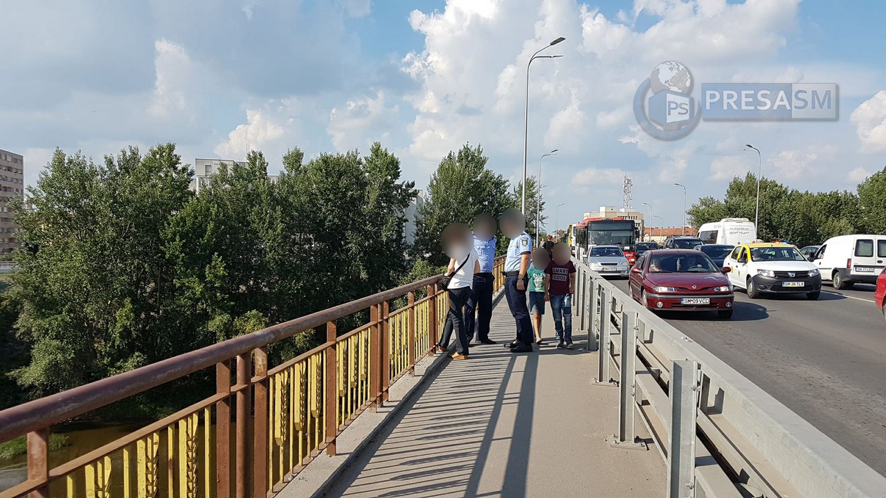 FOTO. Polițiști acuzați că nu au intervenit în cazul femeii de pe Podul Decebal