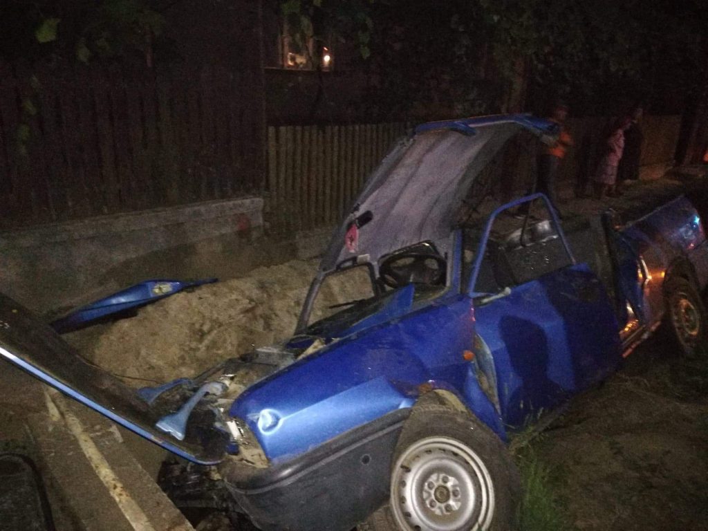A intrat cu mașina într-un cap de pod. A sfidat Poliția Rutieră