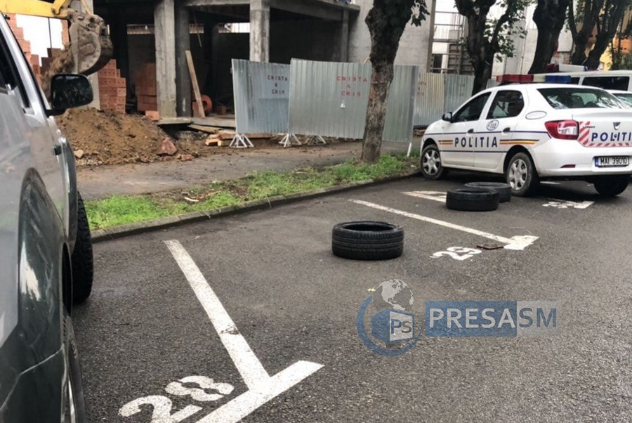 FOTO. Poliția confirmă! Parcările se ocupă cu anvelope, nu cu autorizație în Satu Mare!