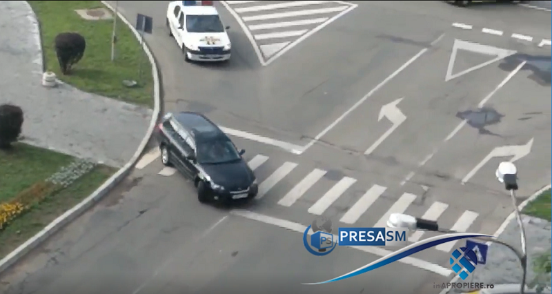 VIDEO. Legea, încălcată în fața polițiștilor: reacție zero. Cu mașina pe trecerea de pietoni