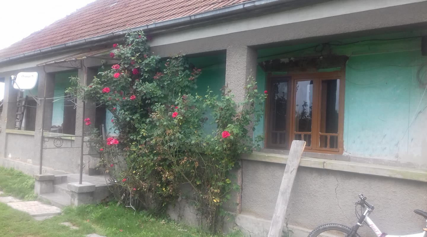 FOTO. Casă oferită GRATUIT unei familii nevoiașe de un sătmărean!