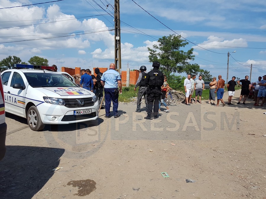 Descinderi în forță în Satu Mare. Zeci de persoane ridicate de polițiști