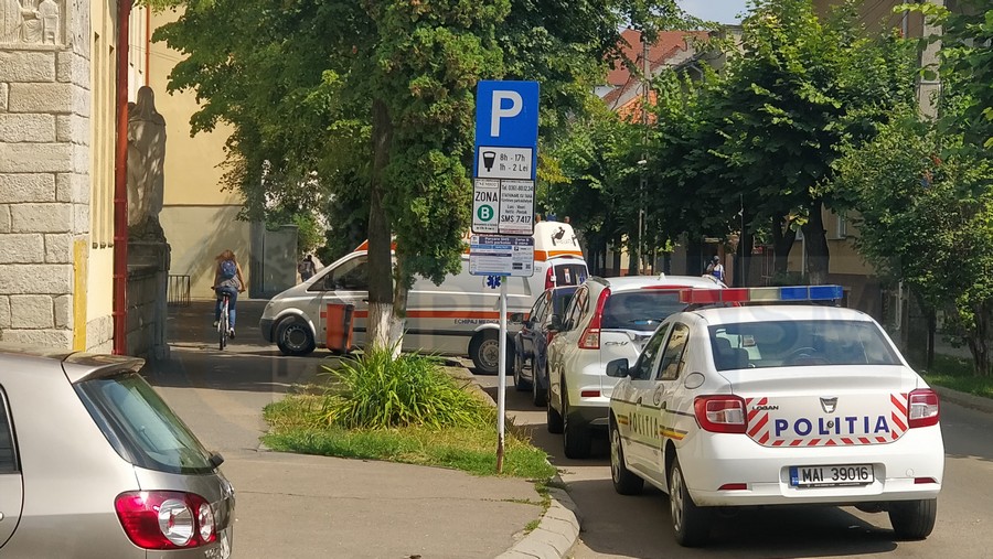 FOTO. Incident la Colegiul ”Mihai Eminescu”. Femeie scoasă cu poliția din școală