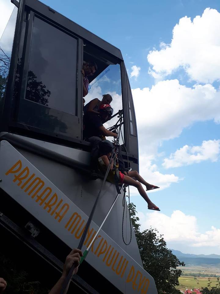 FOTO/VIDEO. Turiști sătmăreni blocați în telecabină! Salvați de pompieri