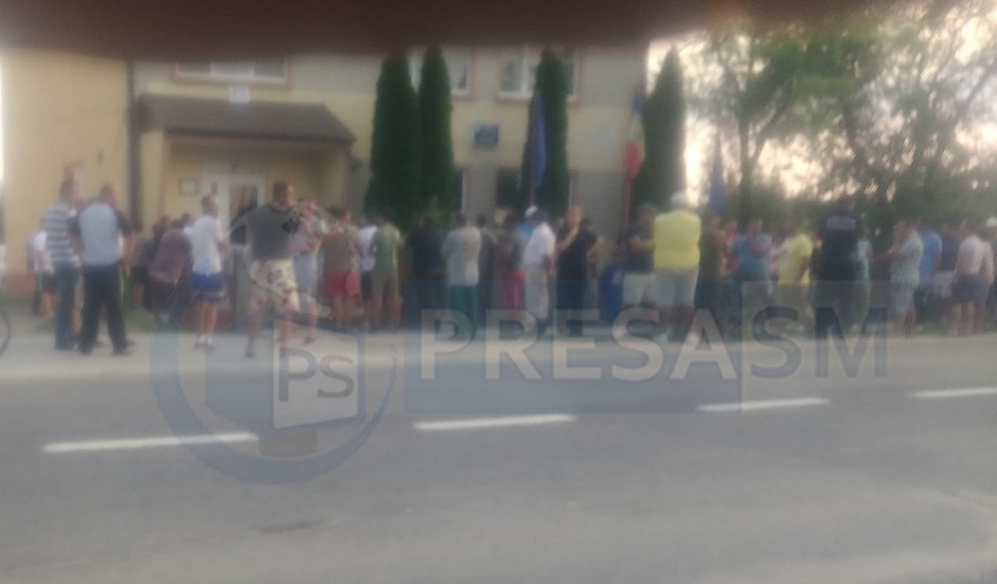 FOTO. Percheziții de amploare la Livada. Zeci de oameni duși la audieri